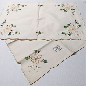 Vintage Christmas Embroidered 6 Pacemats and 7 Napkins Set